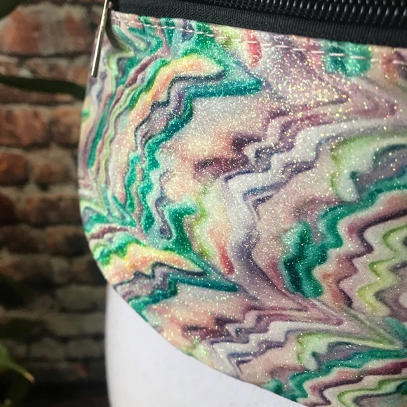 NWT iridescent Pastel Fanny Pack - Picture 3 of 4